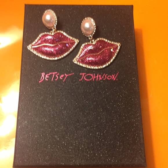 đź’‹BETSEY JOHNSON - LIPS DROP EARRINGS W/PEARLS - Picture 3 of 14